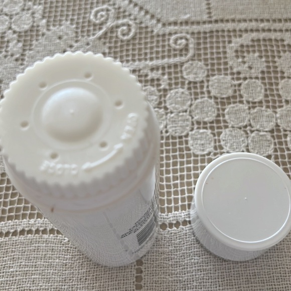 White Chantilly dusting powder. - Picture 3 of 4